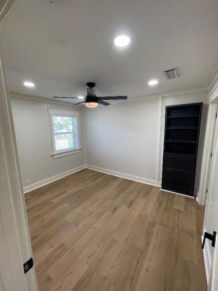 Building Photo - 604 12th St SE