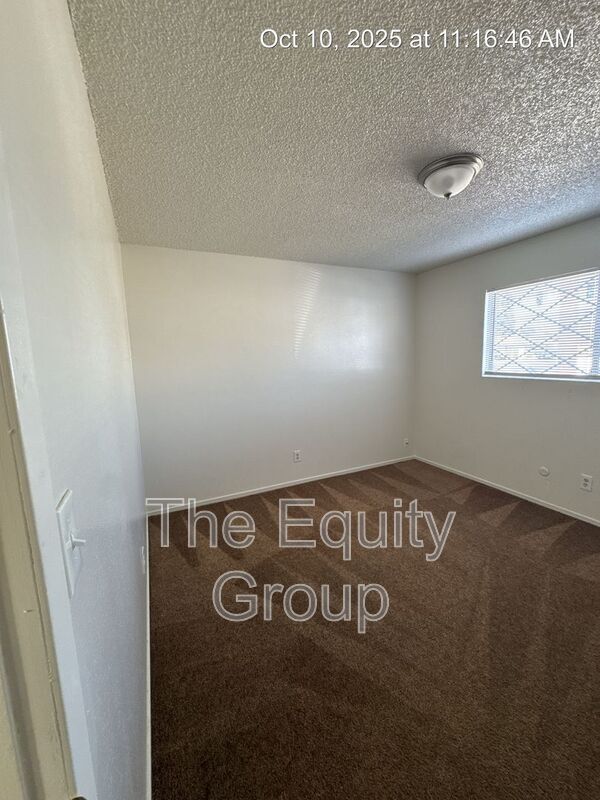 Building Photo - 2837 W Walnut Ave