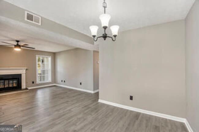 Building Photo - Like New! 2 bedroom 2 bathroom end unit co...