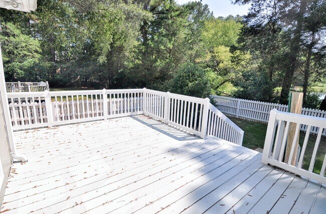 Building Photo - Delightful in Downing Creek