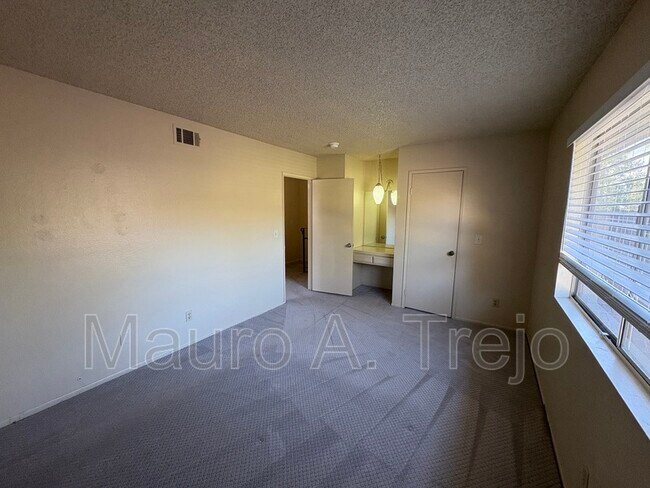 Building Photo - 1150 W Calle De Las Estrellas