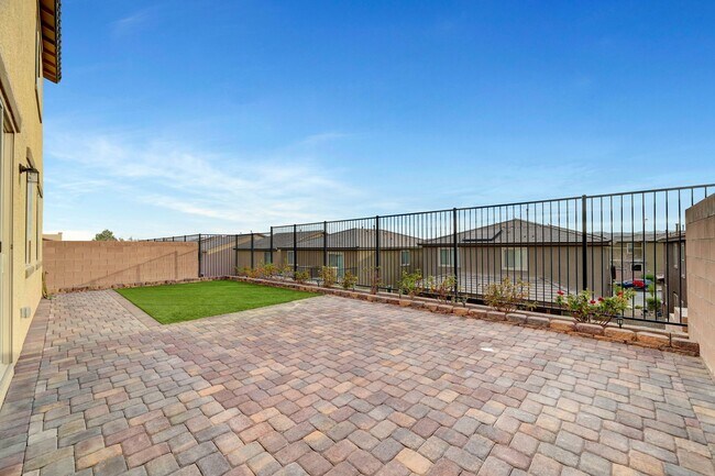 Building Photo - Stunning 4 Bedroom with Mountain Views!