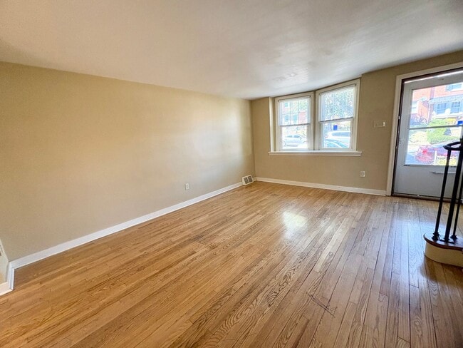 Building Photo - 3 Bedroom 1 Bath Available in Harrisburg!