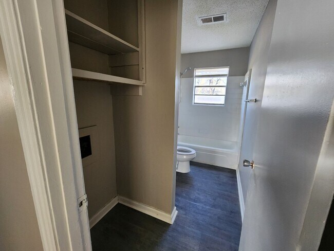 Building Photo - 3 Bedroom / 1 Bathroom Home – West Memphis, AR