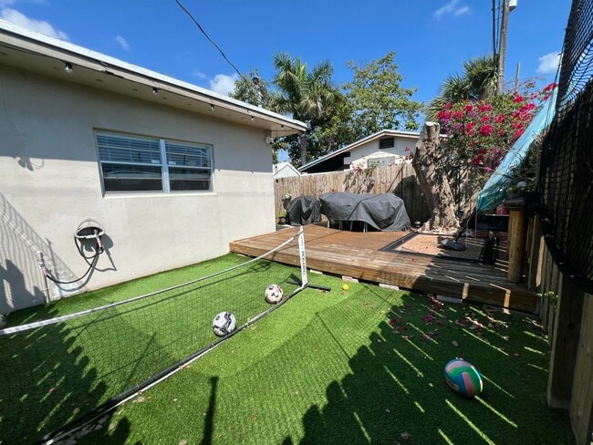 Building Photo - 1130 NE 3rd Ave