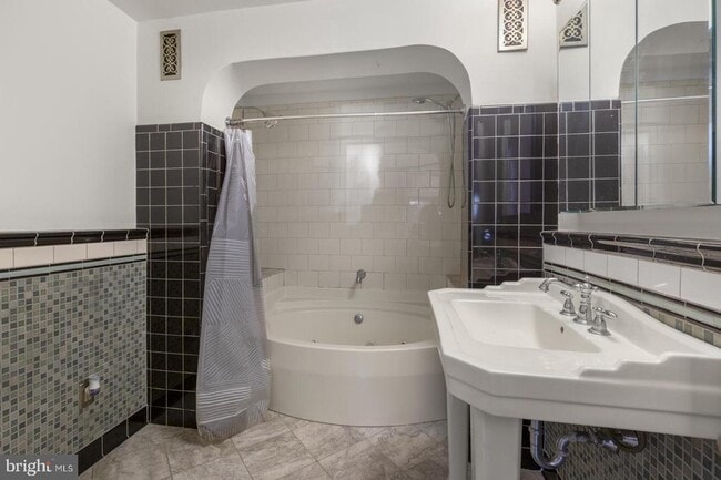 Building Photo - 2053 Christian St