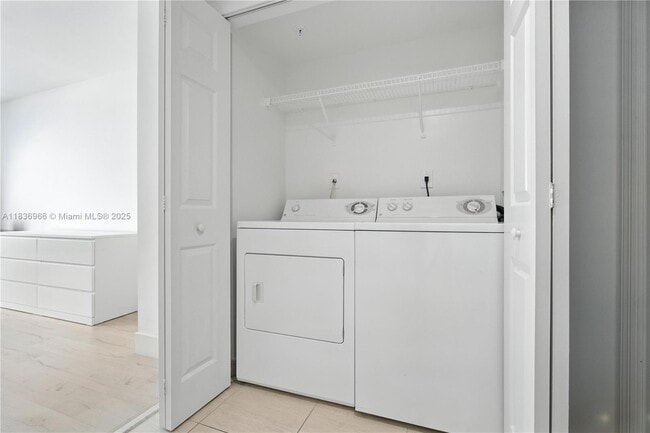 Building Photo - 1155 Brickell Bay Dr