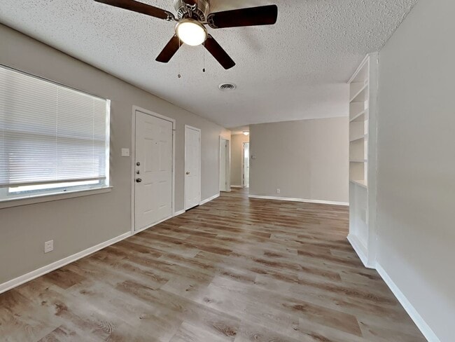 Building Photo - Remodeled 3BR/1.5BA Home with Garage, Spacious Layout & Modern Upgrades
