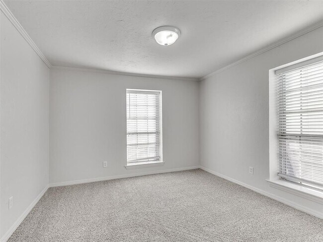 Building Photo - 6100 N Brookline Ave