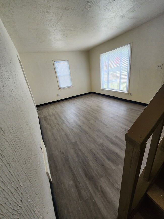 Building Photo - 4 Bedroom Clean House For Rent