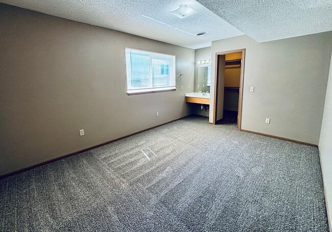 Building Photo - 4 Bed 2 Bath Centrally Located - Pre Leasi...