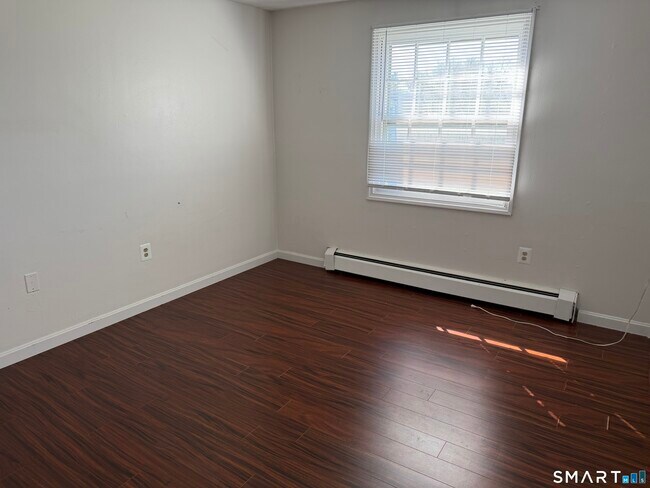 Building Photo - 1162 Middle Turnpike W