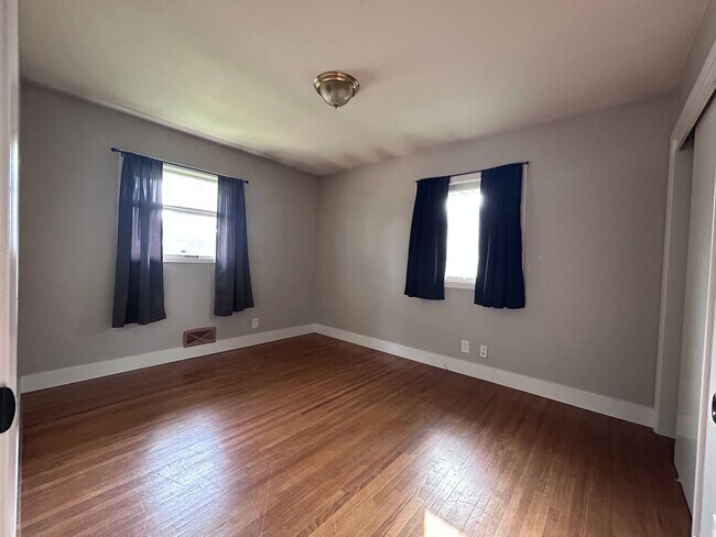 Building Photo - 4 Bed 2 Bath