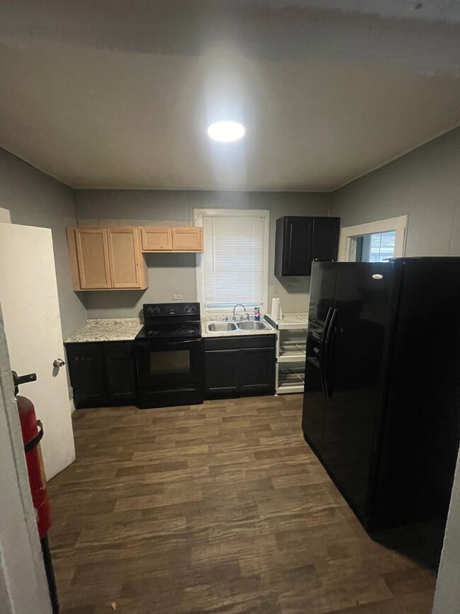 Building Photo - Beautiful 2-bedroom 1.5-bath home! - TWO W...