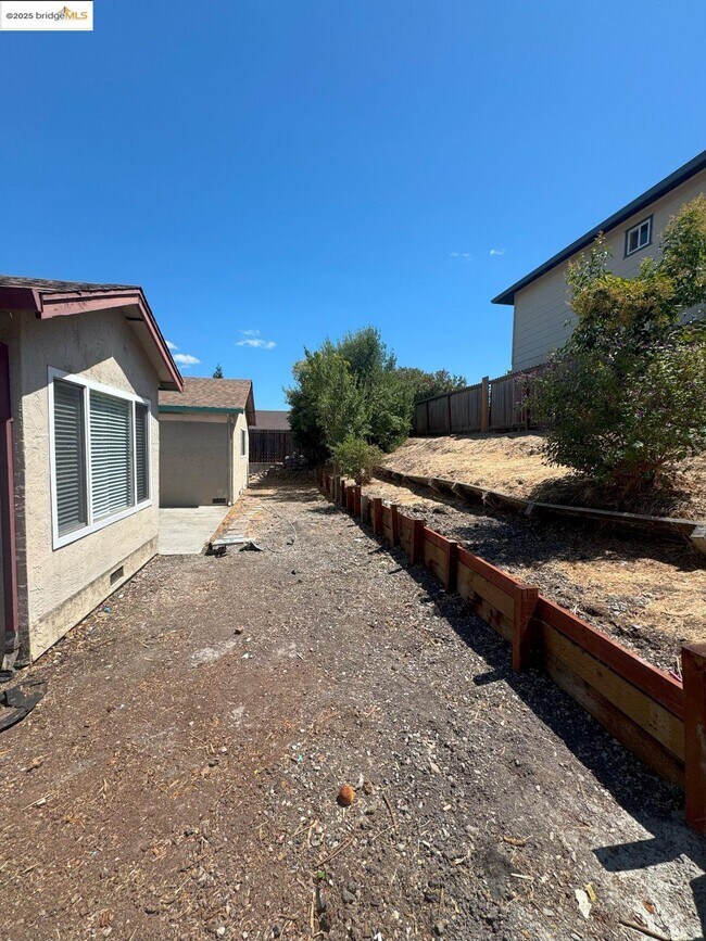 Building Photo - 3323 Blythe Dr