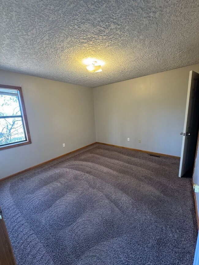 Building Photo - Charming South Campus Place Townhome!