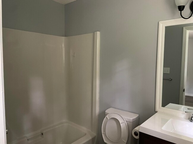 Building Photo - 438 Greenwich Dr