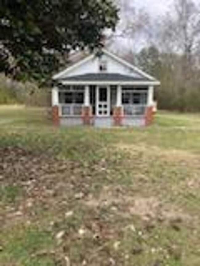 Building Photo - 2 bedroom home on large lot