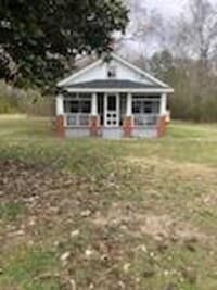Building Photo - 2 bedroom home on large lot