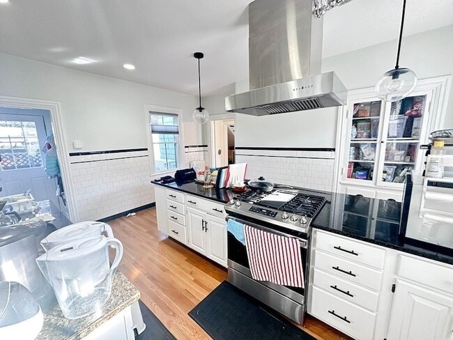 Building Photo - 83 Thorndike St