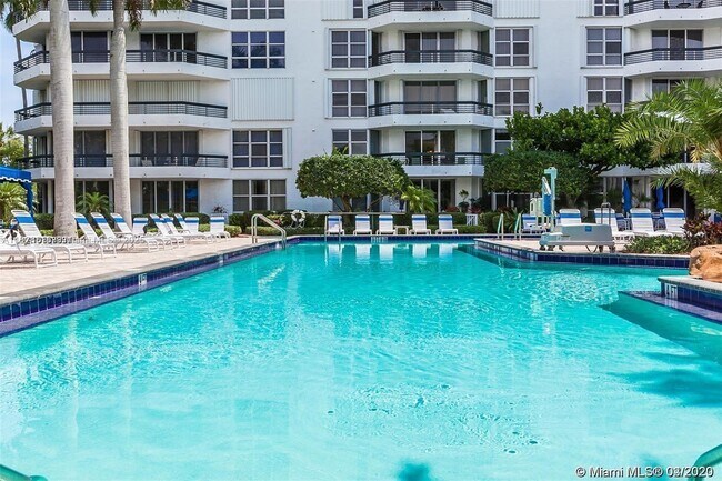 Building Photo - 3600 Mystic Pointe Dr