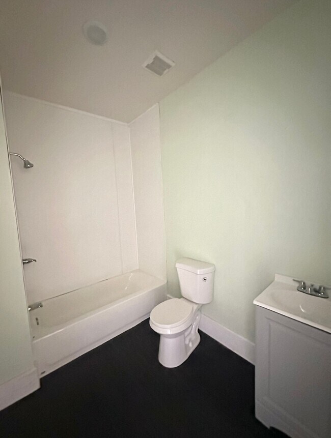 Building Photo - 1532 Graymont Ave W