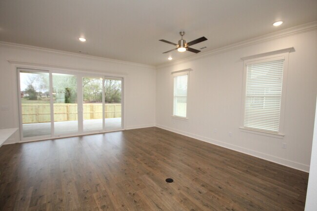 Building Photo - 1900 W Saddlebrook Ln