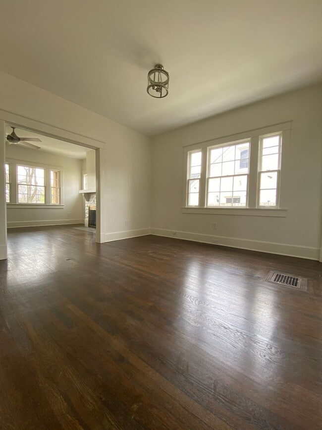 Building Photo - Charming 5 Bed, 3 Bath Home in the Heart o...