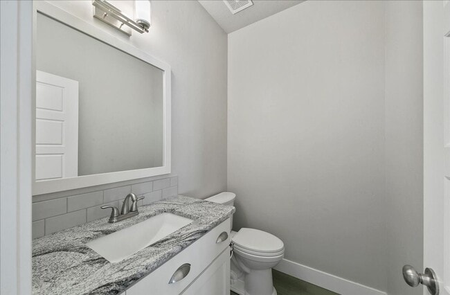 Building Photo - Eagle Townhome with Upscale Finishes!
