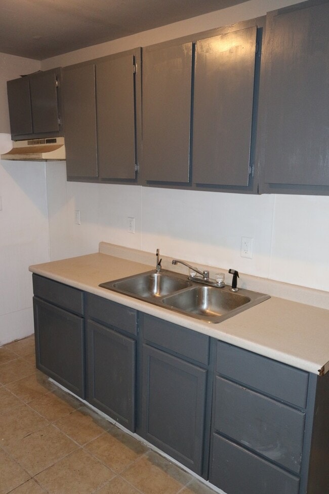 Building Photo - BEAUTIFUL HOME LOCATED CLOSE TO EVERYTHING WITH GARAGE!