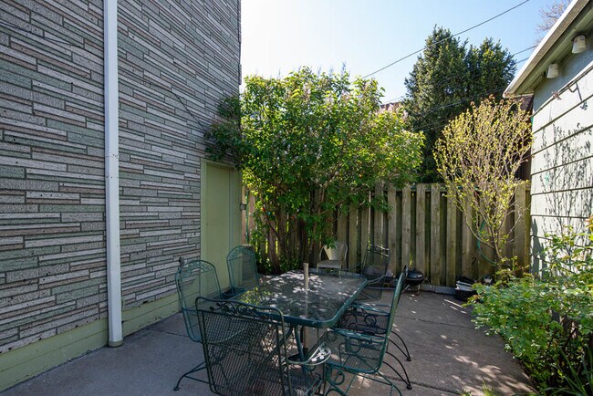 Building Photo - 3018 N Clybourn Ave