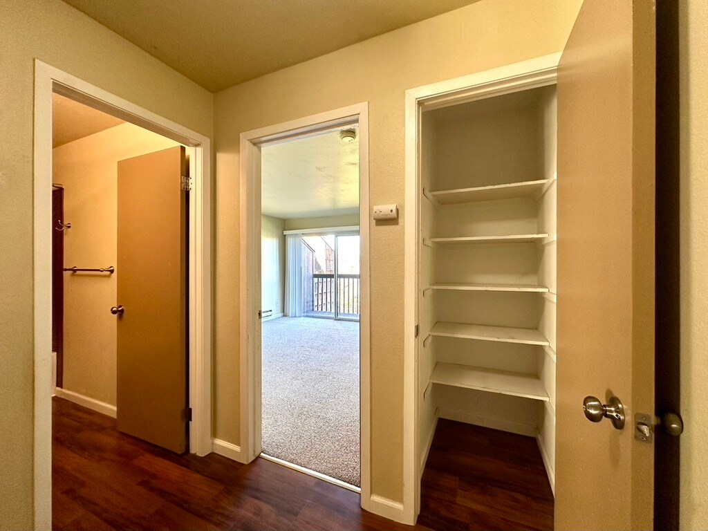 Building Photo - 1460 Parkway Dr