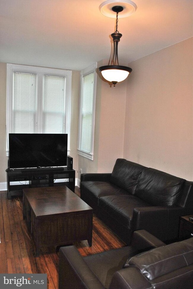 Building Photo - 127 10th St SE