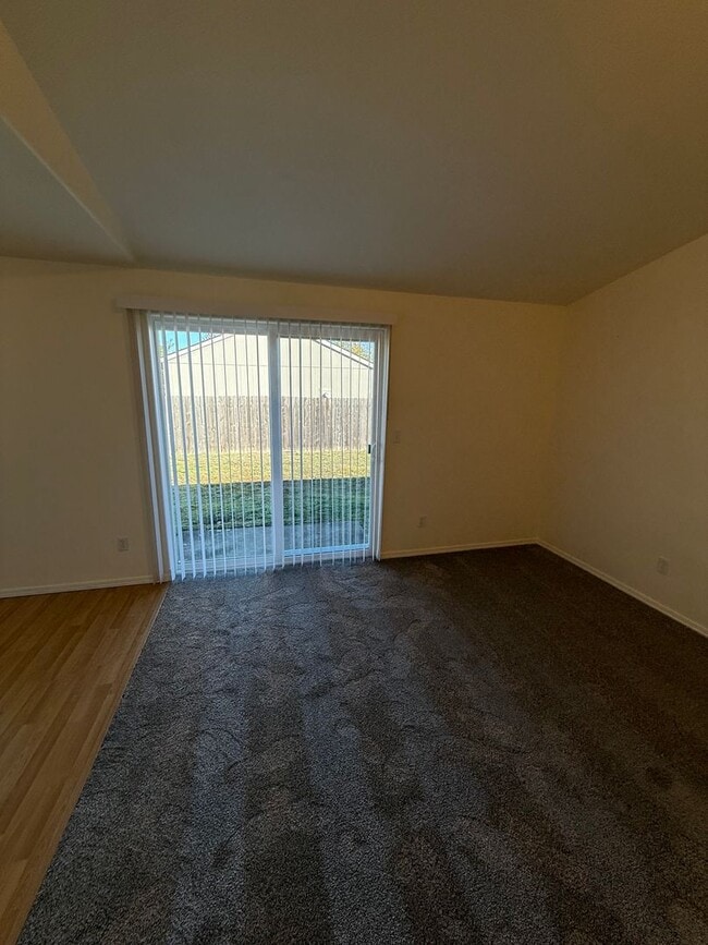 Building Photo - Charming 3 Bedroom 2 Bathroom Home in Quiet Neighborhood!