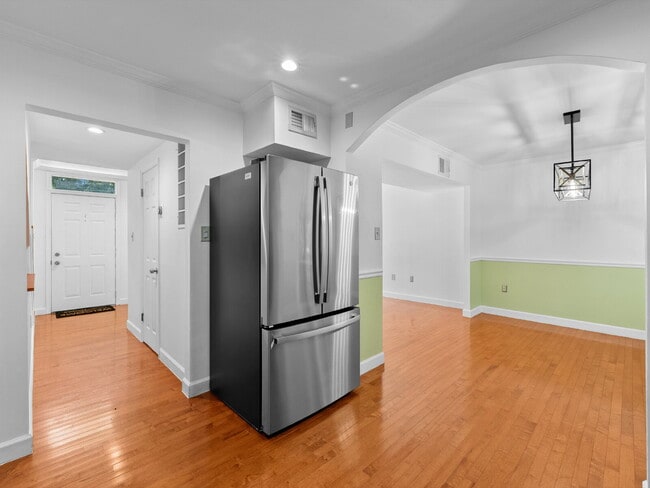 Building Photo - Spacious Reston Townhome in a Prime Centra...