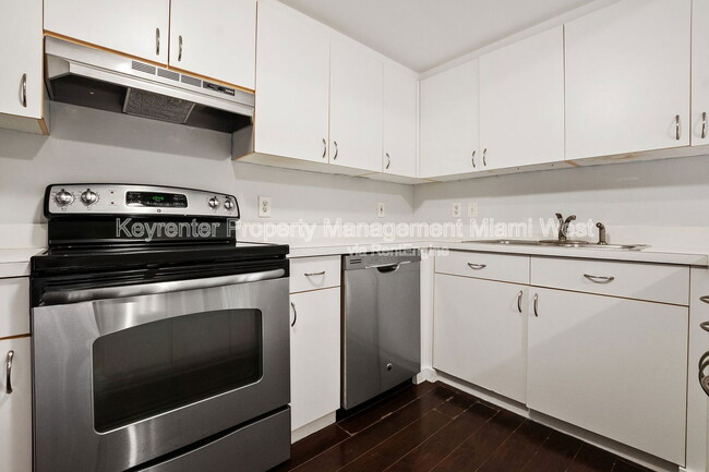 Building Photo - 4705 SW 62nd Ave