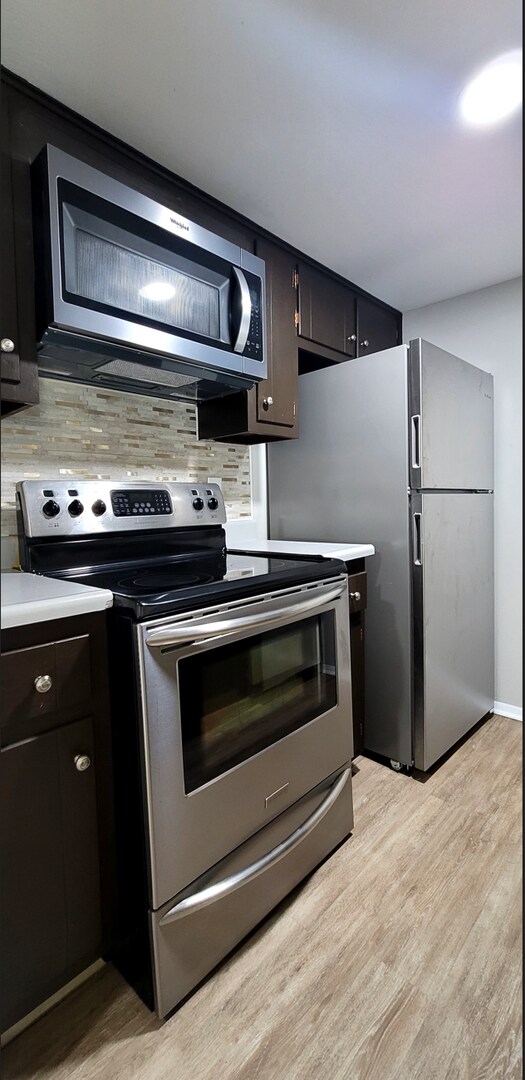 Building Photo - Spacious top floor  2 bedroom 1 bath Apart...