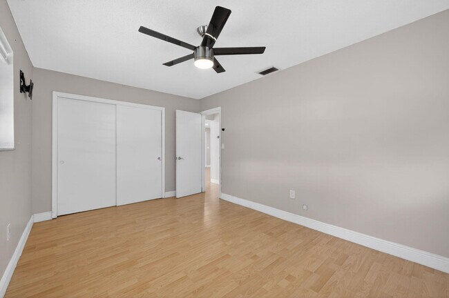 Building Photo - 6219 SW 20th Ct