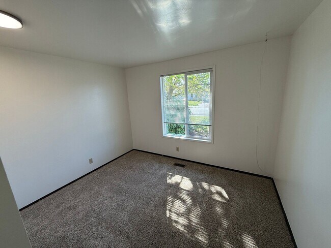Building Photo - 1488 Palace Dr NE