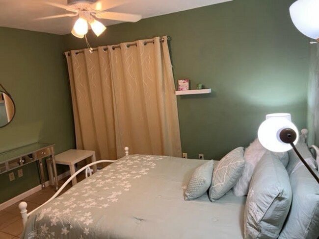 Building Photo - 1700 SW 16th Ct