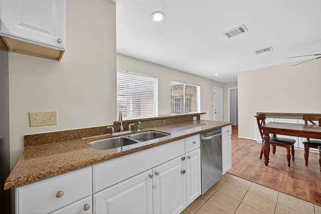 Building Photo - 10815 Shawnbrook Dr