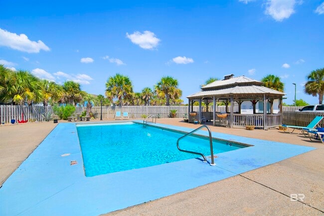 Building Photo - 554 E Beach Blvd