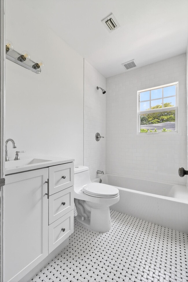 Building Photo - 236 Greymon Dr