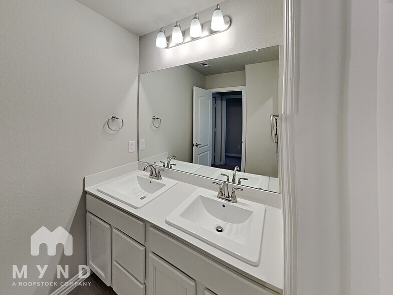 Building Photo - 1272 Alamo Dr