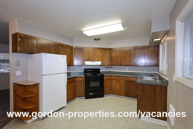 Building Photo - SE Green Vista Dr - Milwaukie 2 bedroom du...