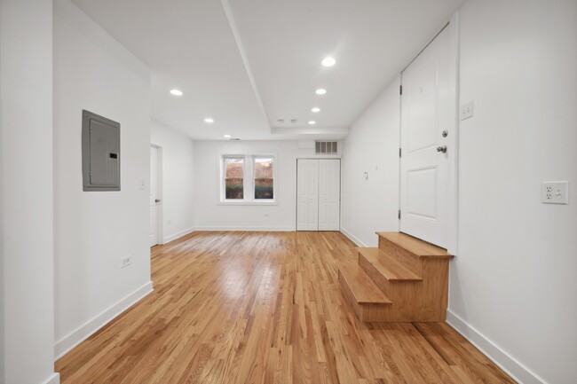 Building Photo - 1432 N Maplewood Ave