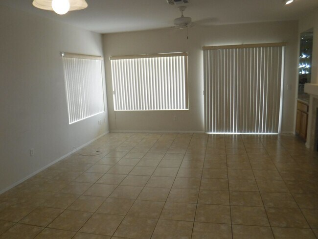 Building Photo - Sun City Anthem home right on the golf course!