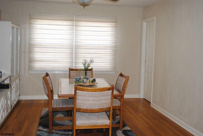 Building Photo - 110 N Gladstone Ave