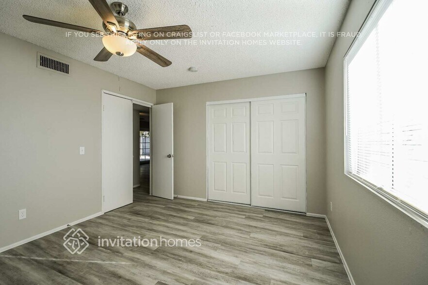 Building Photo - 1102 W Helena Dr