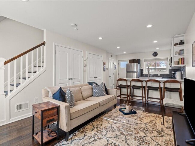 Building Photo - Distinctive Two Bedroom Beauty in Deanwood